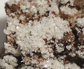 <span class="mw-page-title-main">Salammoniac</span> Halide mineral