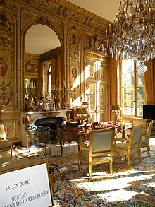Bureau du Président de la République, salon doré du palais de l'Élysée à Paris.