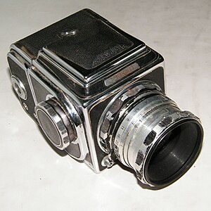 Камера со сложенным шахтным видоискателем
