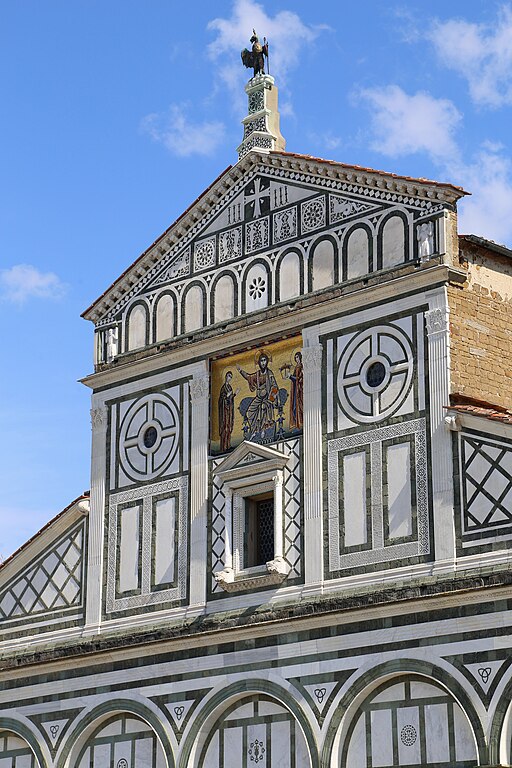 San Miniato al Monte, la facciata con le due frontoni simmetrici delle navate