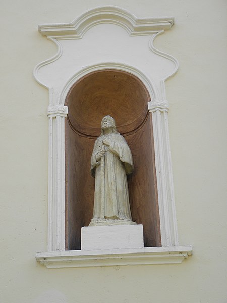 File:Santi Benigno e Caro, facciata, statua (Cassone, Malcesine) 01.JPG