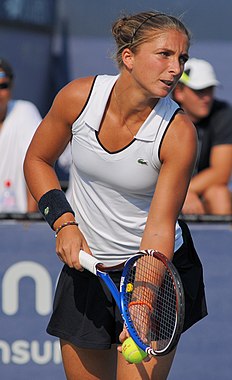 Sara Errani at the 2010 US Open 03.jpg