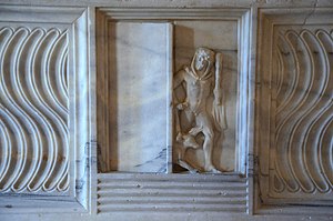 Sarcophage à strigiles. Hercule et Cerbère sortent des Enfers par la porte. 150-200. Centrale Montemartini