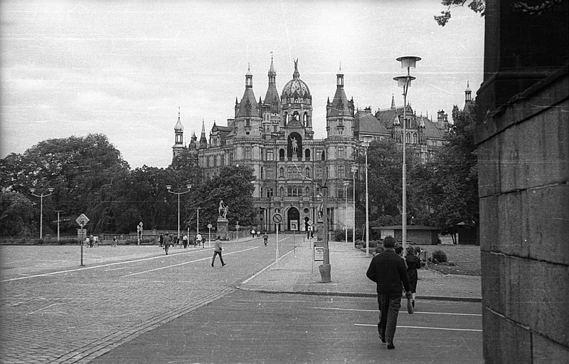 File:Schlossstrasse, szemben a szigeten a Schwerini-kastély. Fortepan 93815.jpg