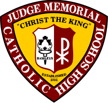 Seal of Judge Memorial Katolik Lisesi. Kırmızı ve beyaz bir kalkan, üzerinde 