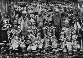 Karenni princes at the Delhi Durbar in 1903. The rulers of Bawlake, Kantarawadi and Kyebogyi standing in the back row. ShansAtDurbar.jpg