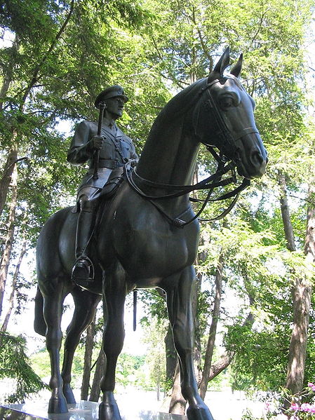 File:Sir John Dill statue@arlington nation cemetery.jpg