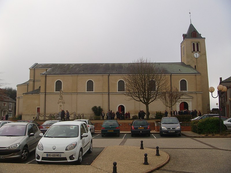 File:Sortie d'église à Saint Pierre Montlimart - panoramio.jpg