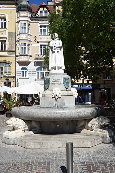 File:Spanheimerbrunnen Frontal.JPG