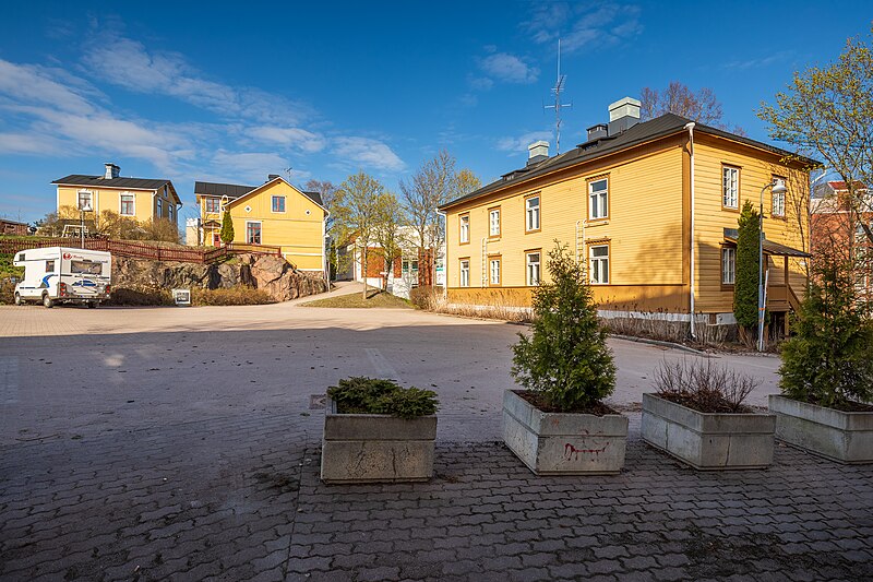 File:Square between Pasilan puistotie and Eevankatu in Länsi-Pasila, Helsinki, Finland, 2022 May.jpg