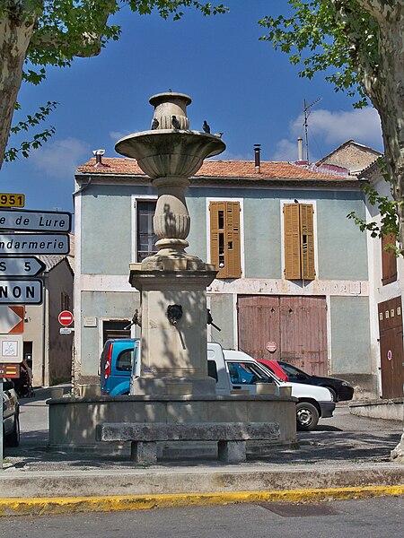 File:St Etienne Orgues - Fontaine.JPG