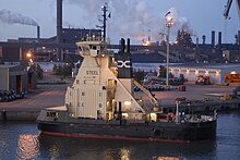 Pusher Steel without a barge in the port of Raahe. The Wartsila Marine Locomotive coupling devices are visible in the hull behind the superstructure. Steel 20090719.jpg