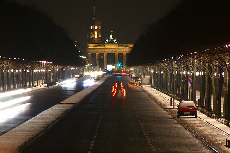 File:Straße des 17. juni.brandenburger tor.night.JPG