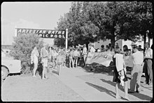 Aborjinler için Öğrenci Eylemi, Moree Artezyen Hamamları önünde protesto, Şubat 1965 - The Tribune (20642815940) .jpg