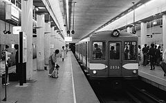 A Hōnanchō branch 2000 series train in 1977
