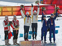 Siegerehrung im Teamsprint 2006: links die Silbermedaillengewinnerinnen Beckie Scott (ganz links) und Sara Renner