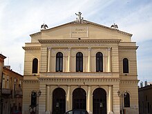 Facciata del teatro Mercadante