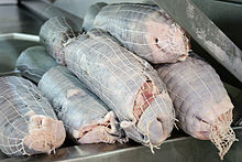 Têtes de veau préparées pour la cuisson (désossées et roulées), au marché de Rungis.