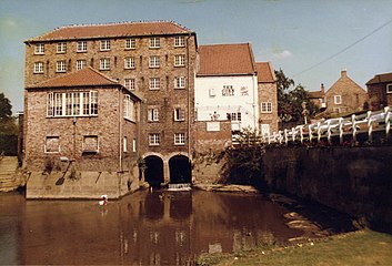 El molino de maíz de varios pisos, Stamford Bridge, c.  1800[7]