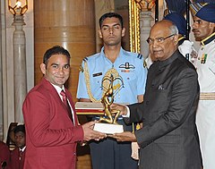Президентът, Шри Рам Нат Ковинд, връчва наградата Арджуна, 2017 г. на Шри Джасвир Сингх за Кабади, с блестяща церемония, в Раштрапати Бхаван, в Ню Делхи на 29 август 2017 г.