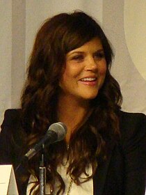 Tiffani Thiessen's performance as Elizabeth Burke was especially praised by critics. Tiffani Thiessen.jpg