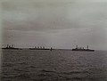 El Titanic (centro) moviéndose por el estrecho de Solent y rodeado de buques de guerra.