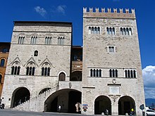 Palazzo del Capitano on the left; on the right is the earlier Palazzo del Popolo Todi02.jpg