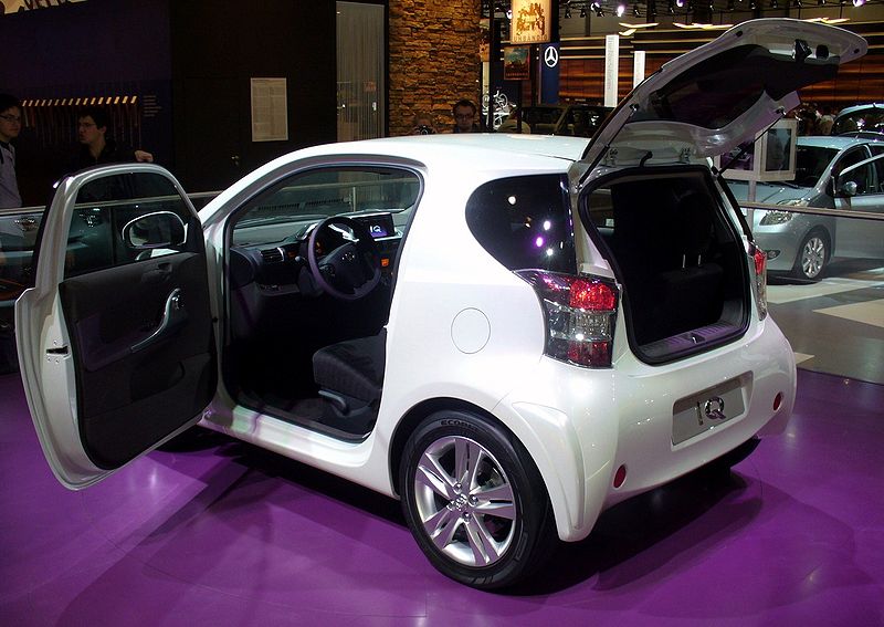 File:Toyota iQ Heck.JPG