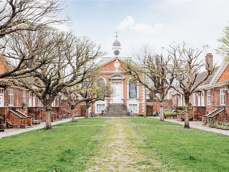 File:Trinity Green Almshouses - Whitechapel.jpg