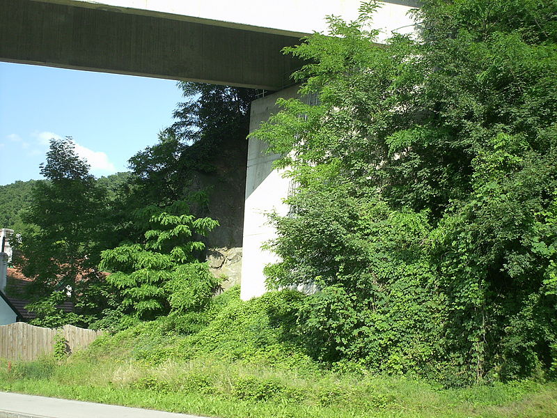 File:Turmstelle Donaubrücke Spielberg.JPG