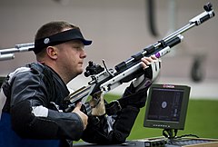 Tentara amerika SERIKAT Sersan Kelas 1 Yosua Olson bersaing di 10 meter senapan kompetisi selama 2012 Paralympic Games di London September 120901-F-FD742-003.jpg