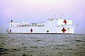 Navire-hôpital USNS Comfort (T-AH 20), le second navire-hôpital actuellement en service. Ces navires étaient à l'origine des pétroliers[18].