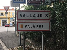 En skylt av Vallauris på både Franska och Nissart (en dialecte på Provensalska)