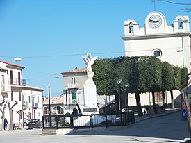 Veduta monumenti ai caduti e orologio chiesa Purgatorio Colletorto.JPG