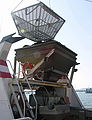 Detalle do cesto dun barco mexilloeiro para a carga das cordas desde a batea á cuberta do barco