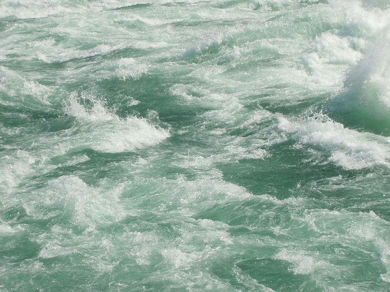 Archivo:Violent water below Niagara Falls.jpg