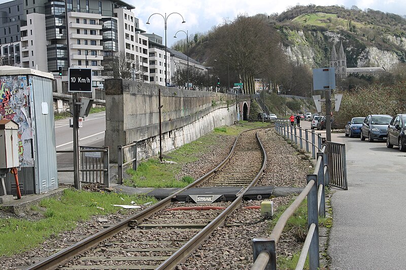 File:Voie du port de Rouen rive droite débouchant sur les quais.jpg