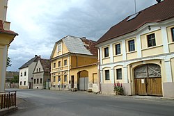 Domy na hlavní ulici v obci