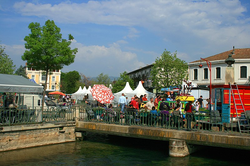 File:Vue du marché à la brocante et aux antiquités sur la Sorgue à l'Isle-sur-la-Sorgue.jpg