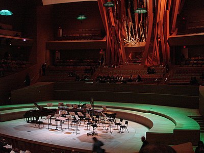 Interiér Koncertnej siene Walt Disney s orgánovým dizajnom fasády od Franka Gehryho (2003)