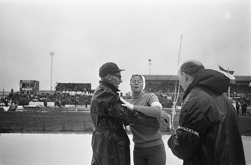 File:WK schaatsen te Deventer dames, Stien met trainer en verzorger, Bestanddeelnr 920-0910.jpg