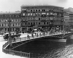Weidendammer Brücke, Hermann Rückwardt [Public domain], via Wikimedia Commons