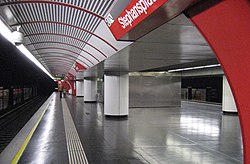 Wien U-Bahn-Station Stephansplatz Bahnsteig.jpg