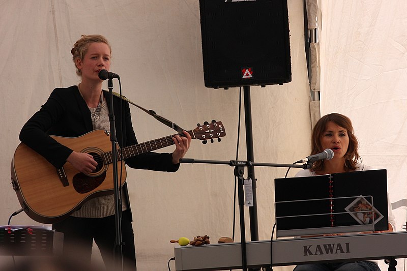 File:Wiesbaden Stadtfest 2013 Katja Aujesky und Tanja Neu.JPG