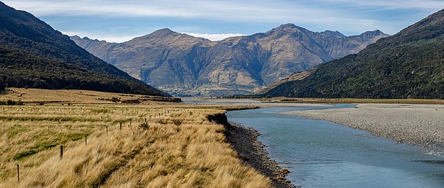 Река Уилкин на Южном острове Новой Зеландии недалеко от места впадения в реку Макарора