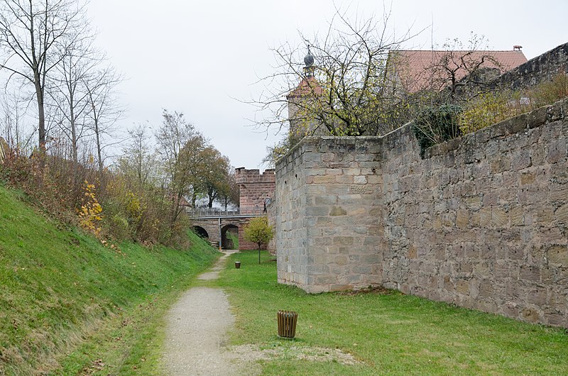 File:Wolframs-Eschenbach, Stadtmauer, Vom Oberen zum Unteren Tor Südroute, 019.jpg