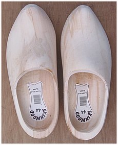 230px-Wooden_Shoes-willow-plain_wood.jpg