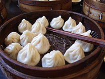 xiaolongbao (小龙包 / 小籠包): içi sulu olan buğulanmış baozi