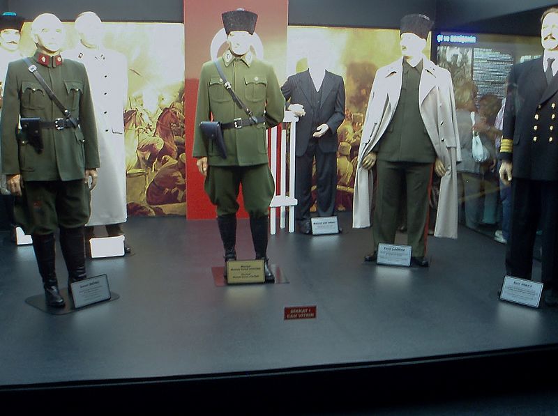 File:YılmazBüyükerşenWaxMuseum (5).jpg