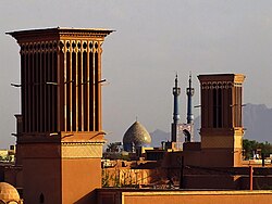 Veduta del centro con le torri del vento in primo piano e la Moschea del Venerdì sullo sfondo